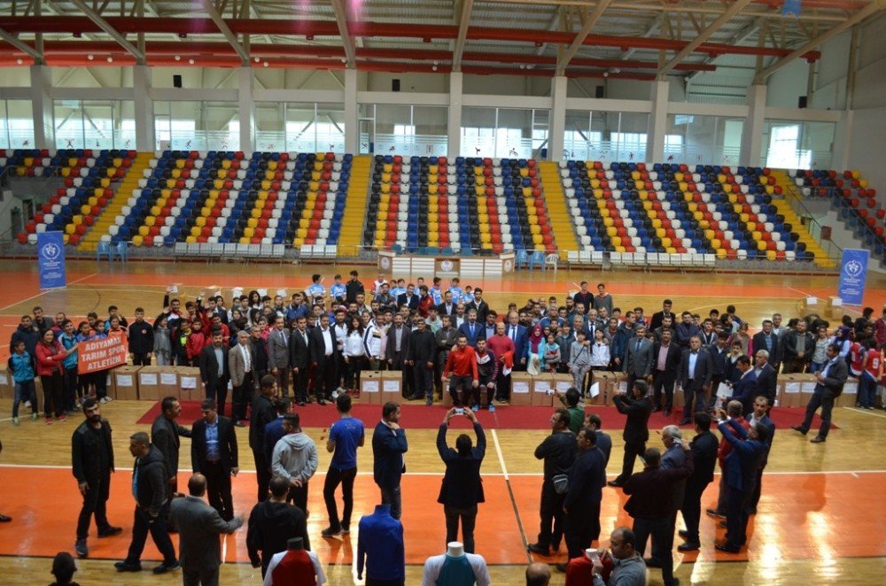 Spor Kulüplerine Malzeme Yardımı Yapıldı