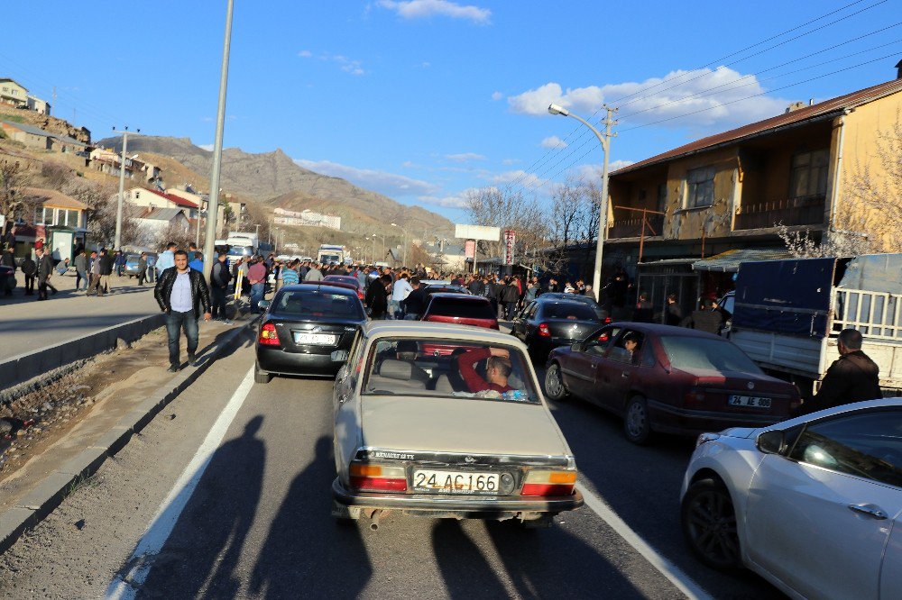 Kazalar Da Yol Da Bir Türlü Bitmeyince Tekke Köylüleri Karayolunu Kapattı