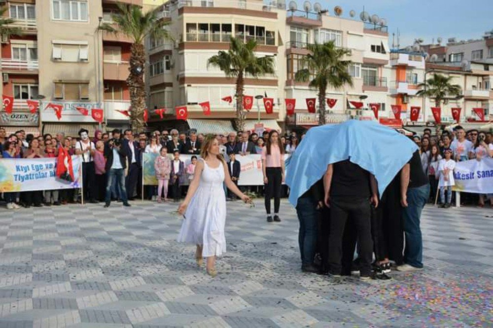 Maltepeli Tiyatrocular İzmir’i Fethetti