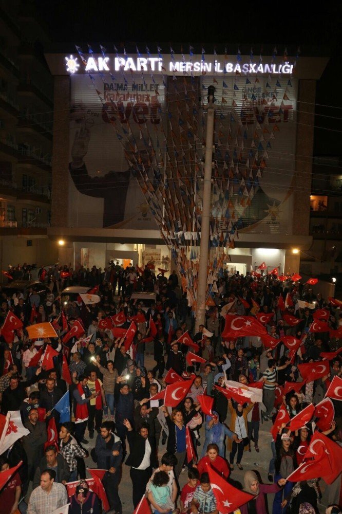 Ak Parti’liler Mersin’de Referandum Sonucunu Kutladı