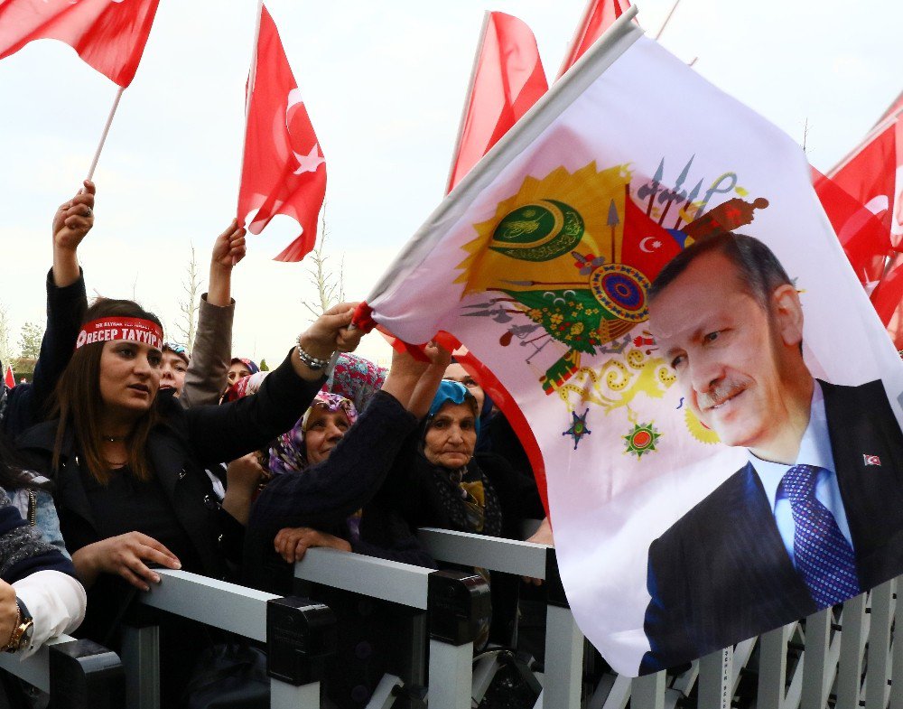 Yüzlerce Vatandaş Cumhurbaşkanı Erdoğan’ı Coşkuyla Bekliyor