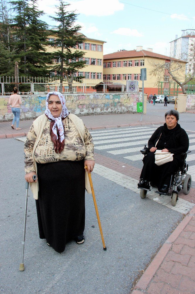 Kayseri’de İki Engelli Oy Kullanmakta Zorluk Yaşadı