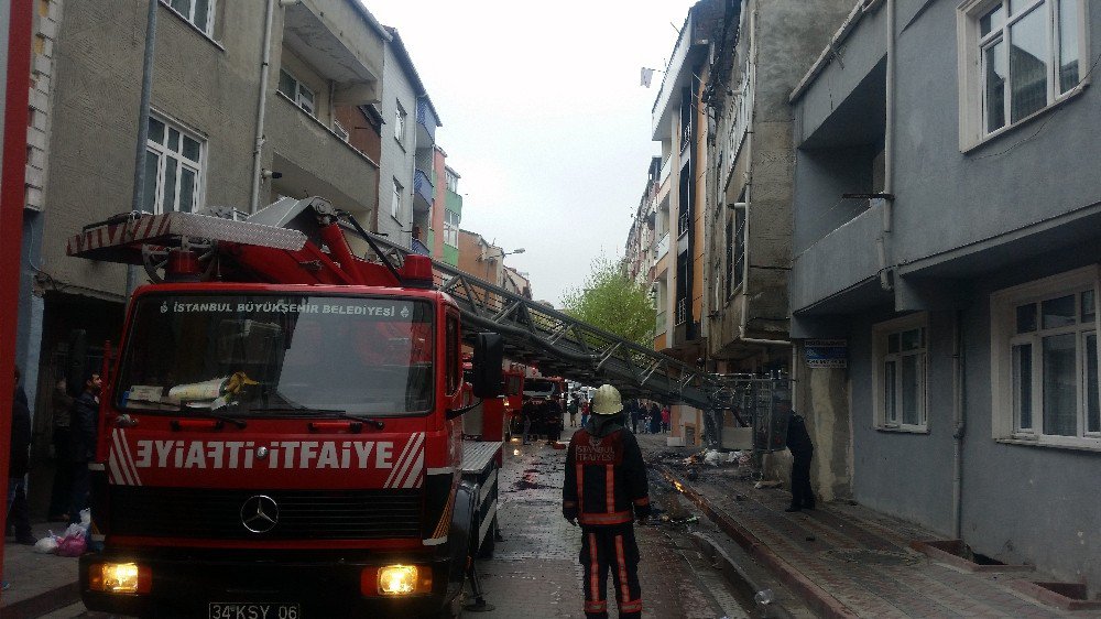 Sultangazi’de Korkutan Çatı Yangını