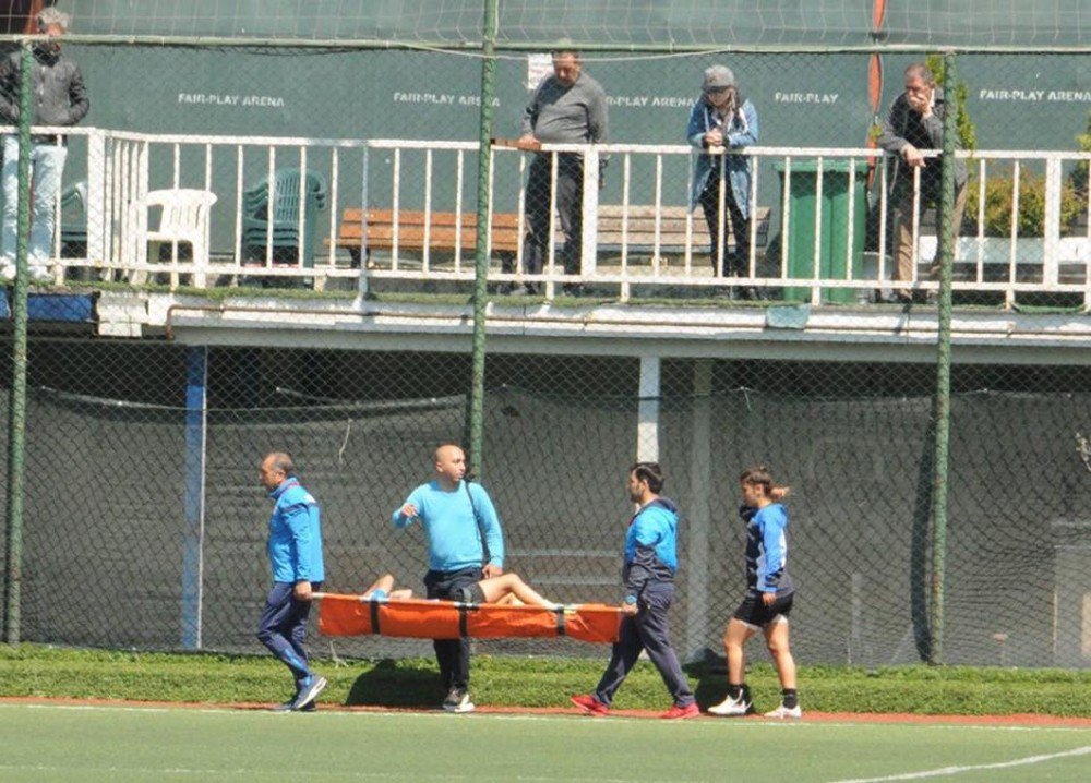 Kadın Futbolcunun Bacağı İki Yerden Kırıldı