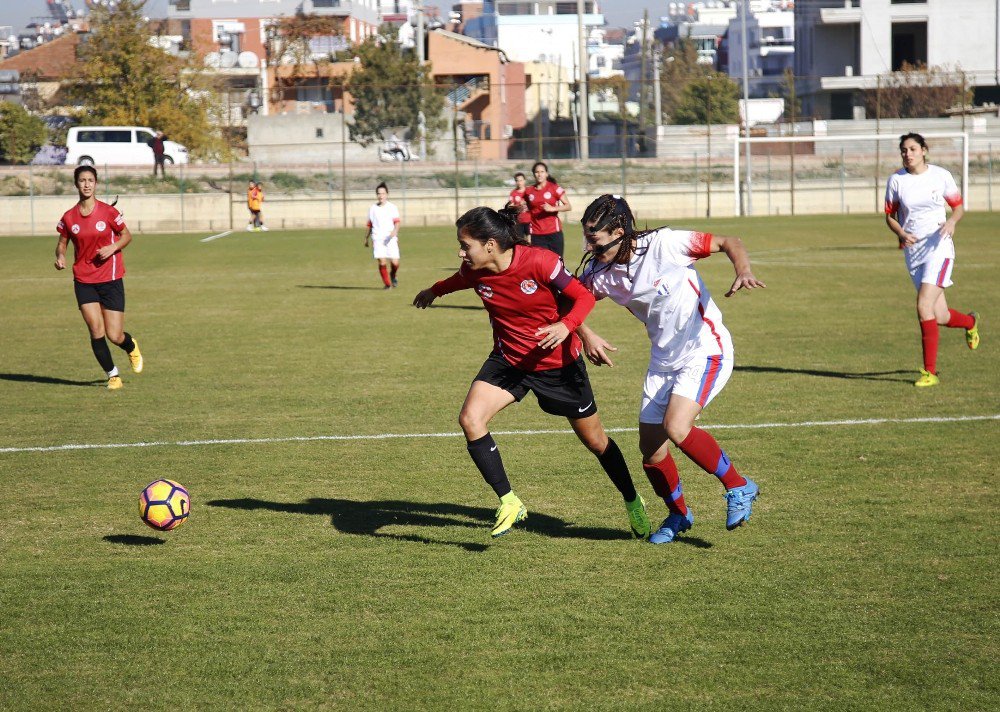 Kadın Futbolcunun Bacağı İki Yerden Kırıldı