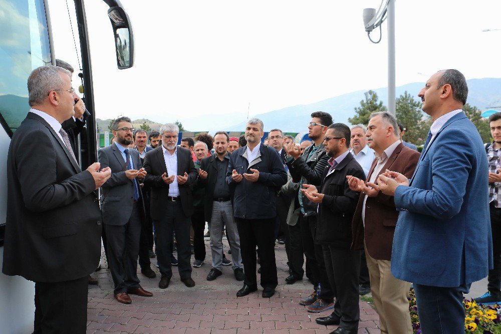 Karabük Üniversitesi Öğrencileri Dualarla Umre’ye Uğurlandı