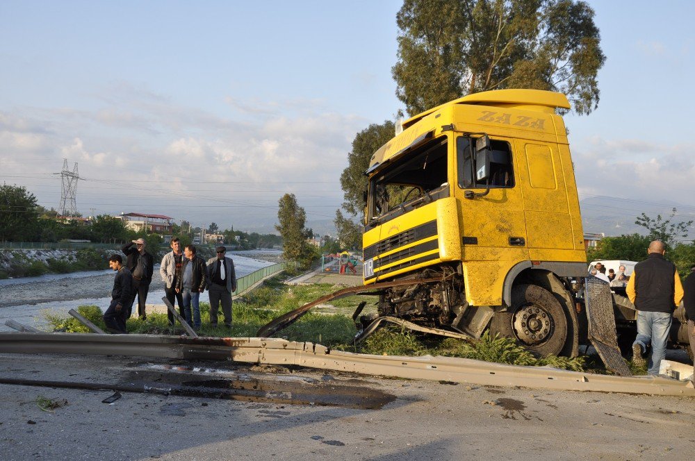 Hatay’da Tır Köprünün Üzerinden Dereye Uçtu