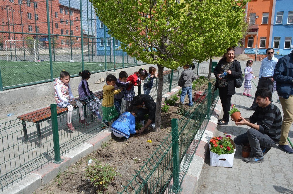 Iğdır’da Okul Bahçesi Çiçek Bahçesi Oldu