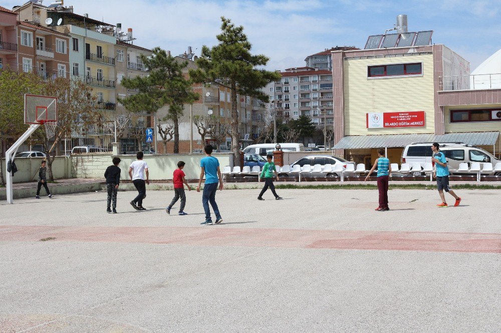 Karaman’da Öğrencilerden Açık Alan Basketbol Sahasına Yoğun İlgi