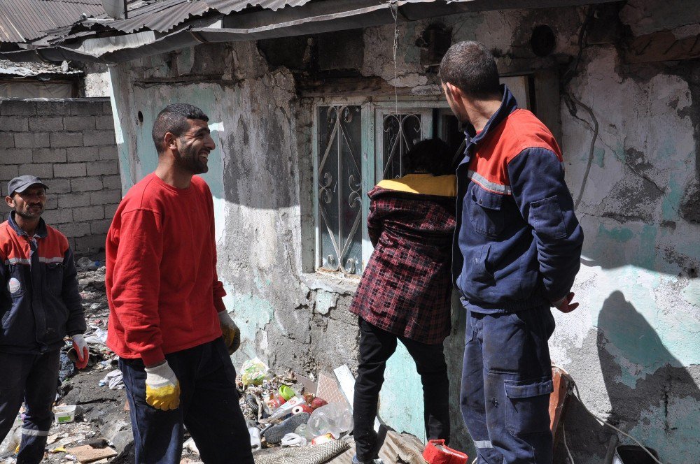 Çöplerini Vermemek İçin Kendini Kapıya Zincirledi