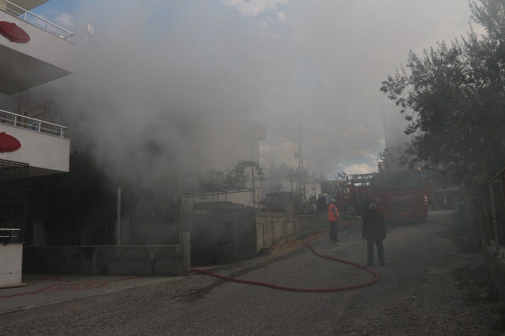 Mut’ta Ev Yangını Korkuttu