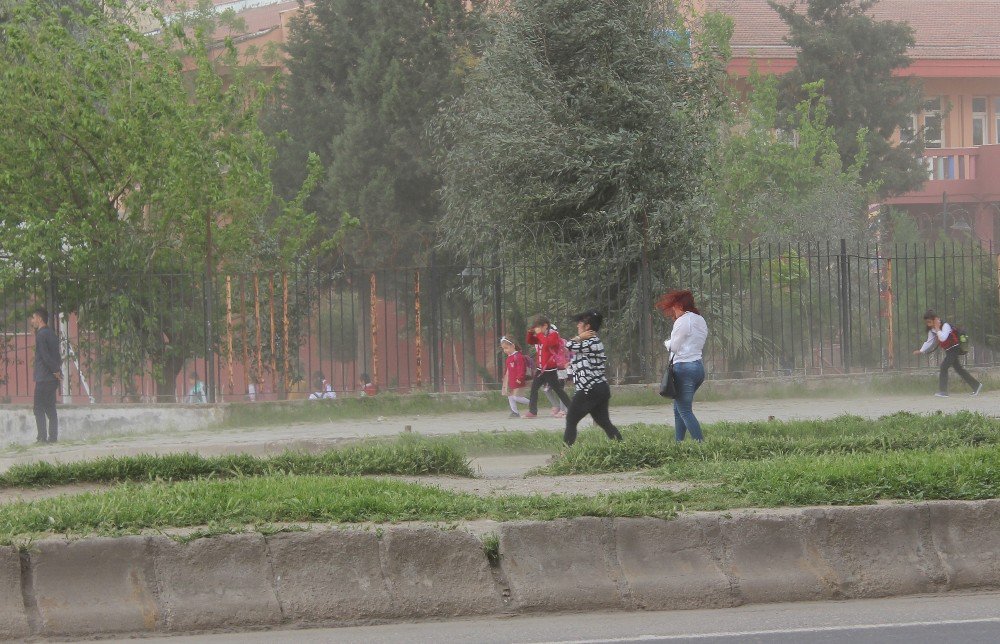 Silopi’de Fırtına Öğrencilere Zor Anlar Yaşattı