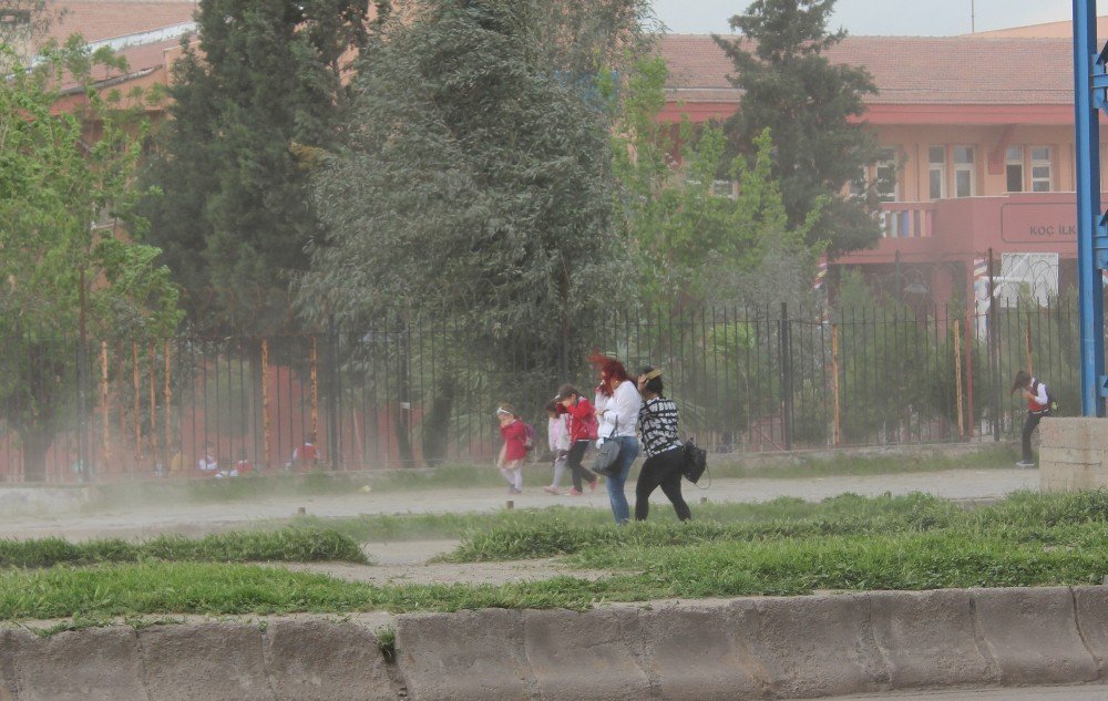 Silopi’de Fırtına Öğrencilere Zor Anlar Yaşattı