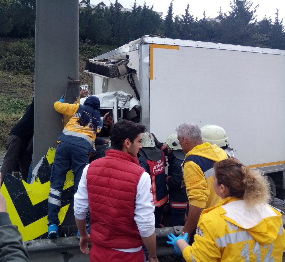 Tem Otoyolunda Sıkışmalı Trafik Kazası: 1 Yaralı