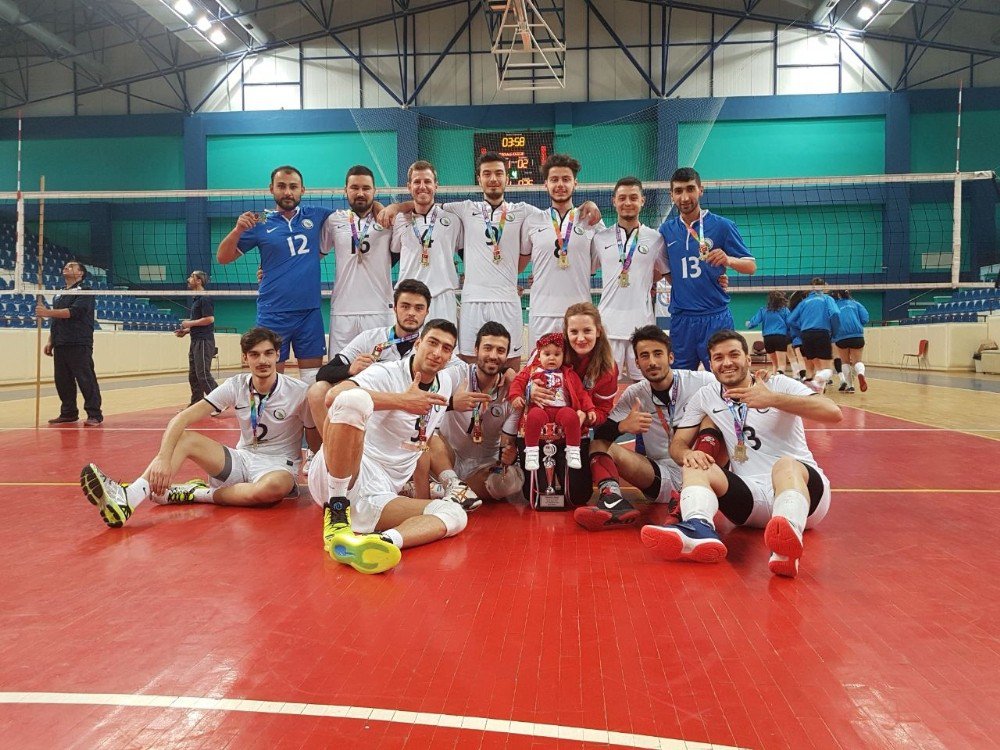 Düzce Üniversitesi Erkek Voleybol Takımı 1. Lig Şampiyonu Oldu