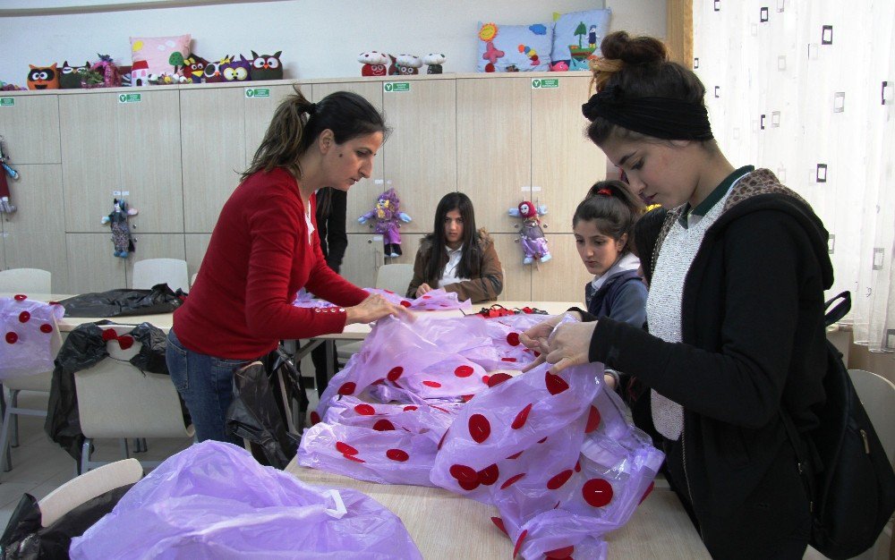 Çöp Poşetleriyle 23 Nisan’a Hazırlanıyorlar