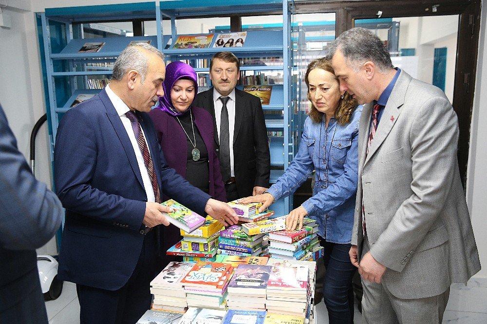 Altınordu Belediyesinden Kütüphaneye Kitap Bağışı