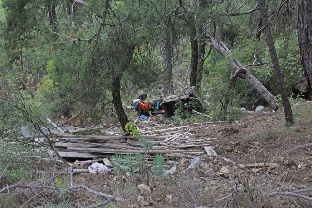 Antalya’da Traktör Uçurumdan Yuvarlandı: 3 Yaralı