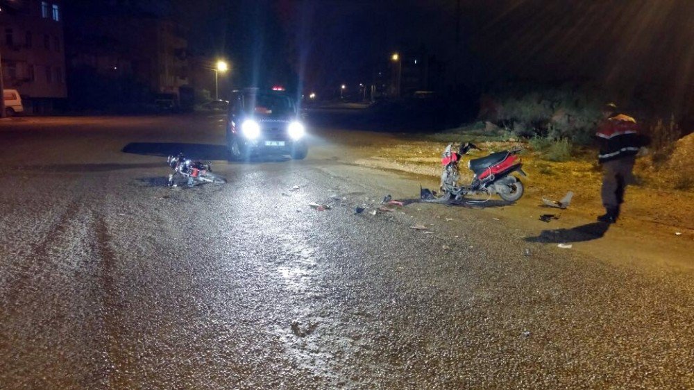 Manavgat’ta Motosikletler Çarpıştı: 2 Yaralı