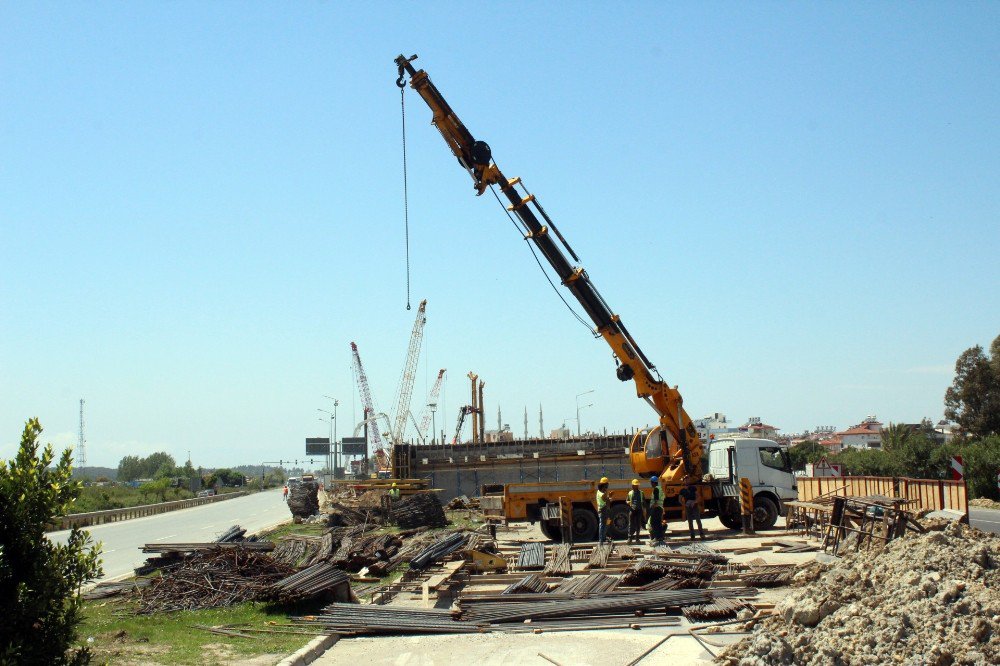 Köprülü Kavşak İnşaatında İş Kazası: 1 Yaralı