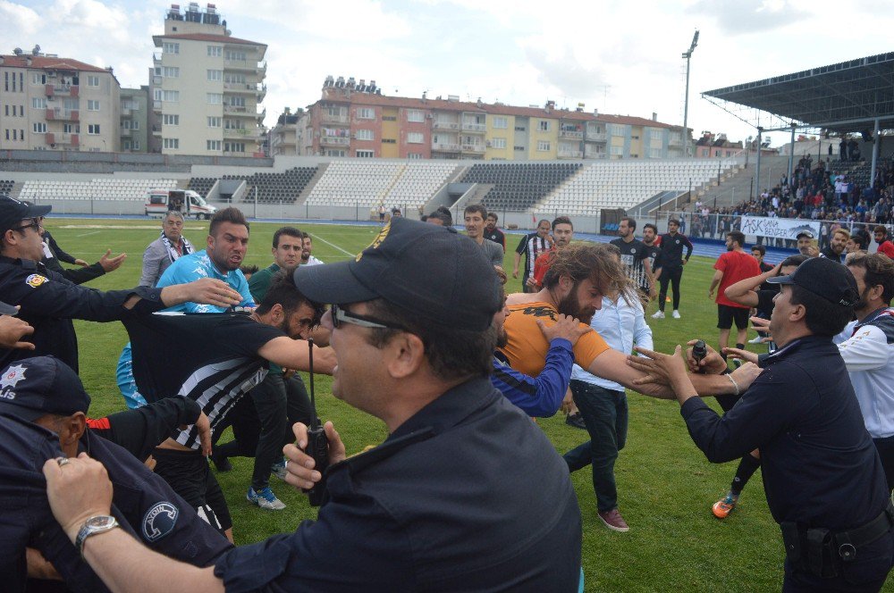 Bal’a Yükselme Maçında Bayrak Krizi Sahayı Karıştırdı