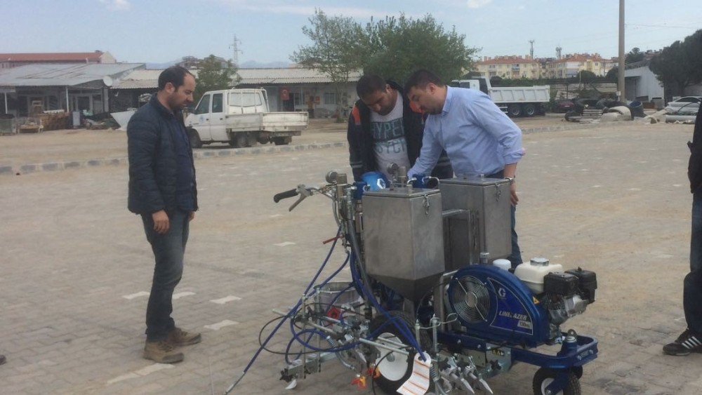 Burhaniye’de Yollar Ve Bordürler Pırıl Pırıl Boyanıyor