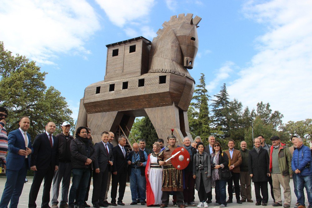 Turizm Yazarları Troia Ören Yerinde