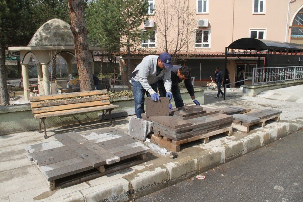 İbadethanelerin Çevre Düzenlemeleri Devam Ediyor