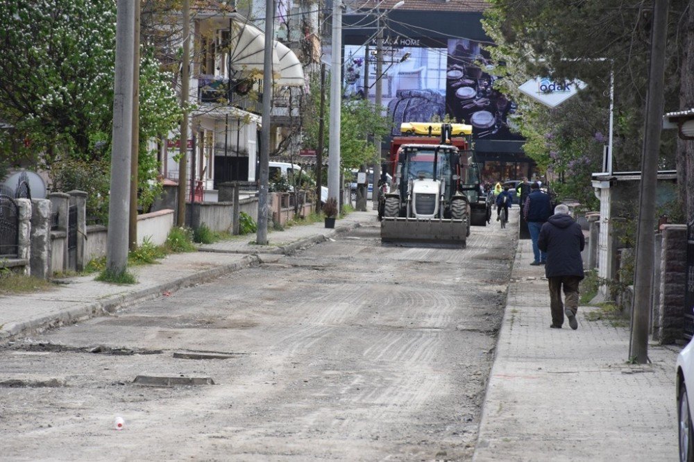 Düzce Belediyesi Uzunmustafa Mahallesinde Asfalt Çalışmasına Başladı