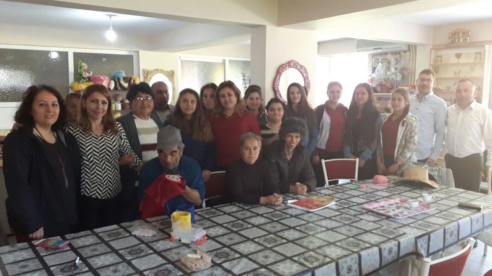 Ayvalık’ta Şehit Ömer Halisdemir Çok Programlı Lisesi Öğrencilerinden Engellilere Ziyaret