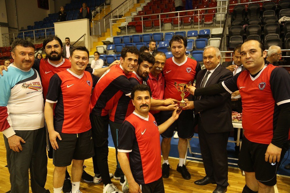 Erdemli Belediyesi Şehitler Anısına Voleybol Turnuvası Düzenledi