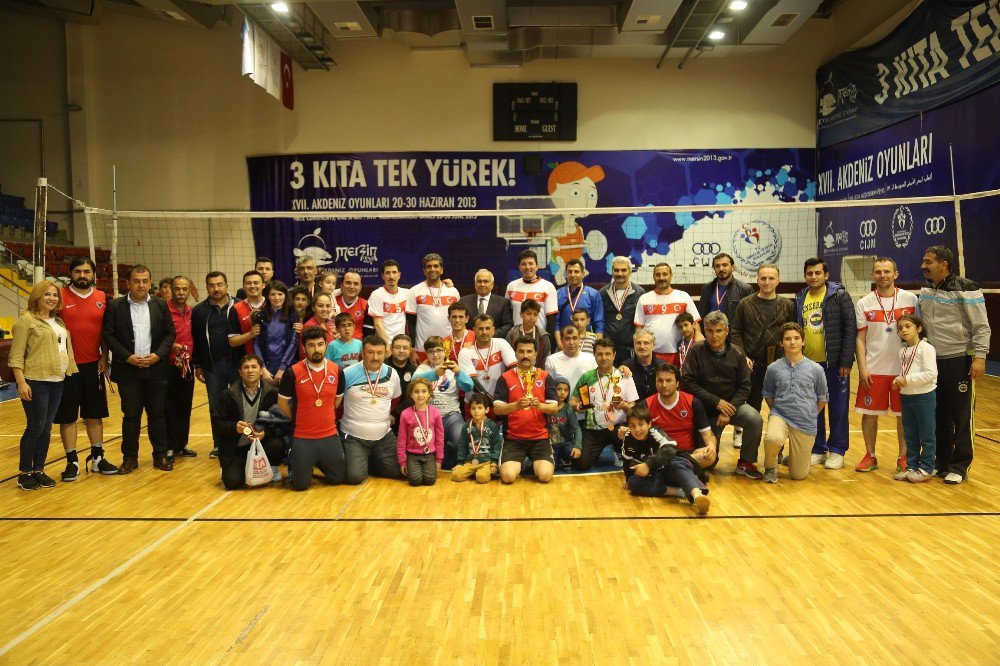 Erdemli Belediyesi Şehitler Anısına Voleybol Turnuvası Düzenledi