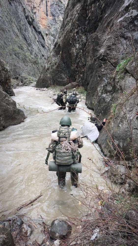 Erzincan’da Terörist Barınaklarına Jandarmadan Operasyon