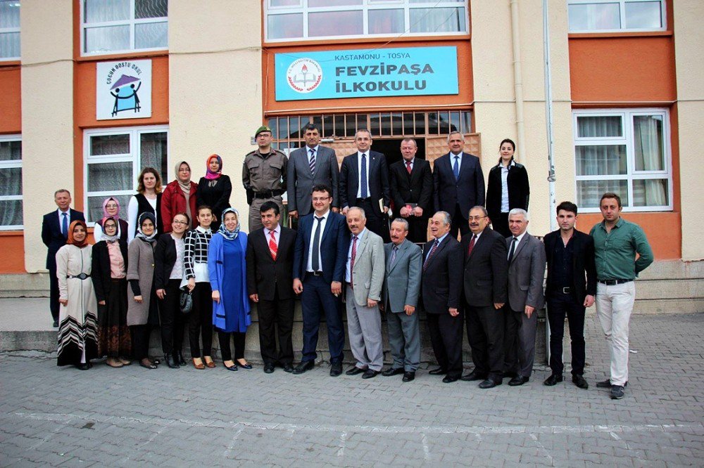 Kaymakam Her Sabah Bir Okulda Öğrenciler İle Kitap Okuyor