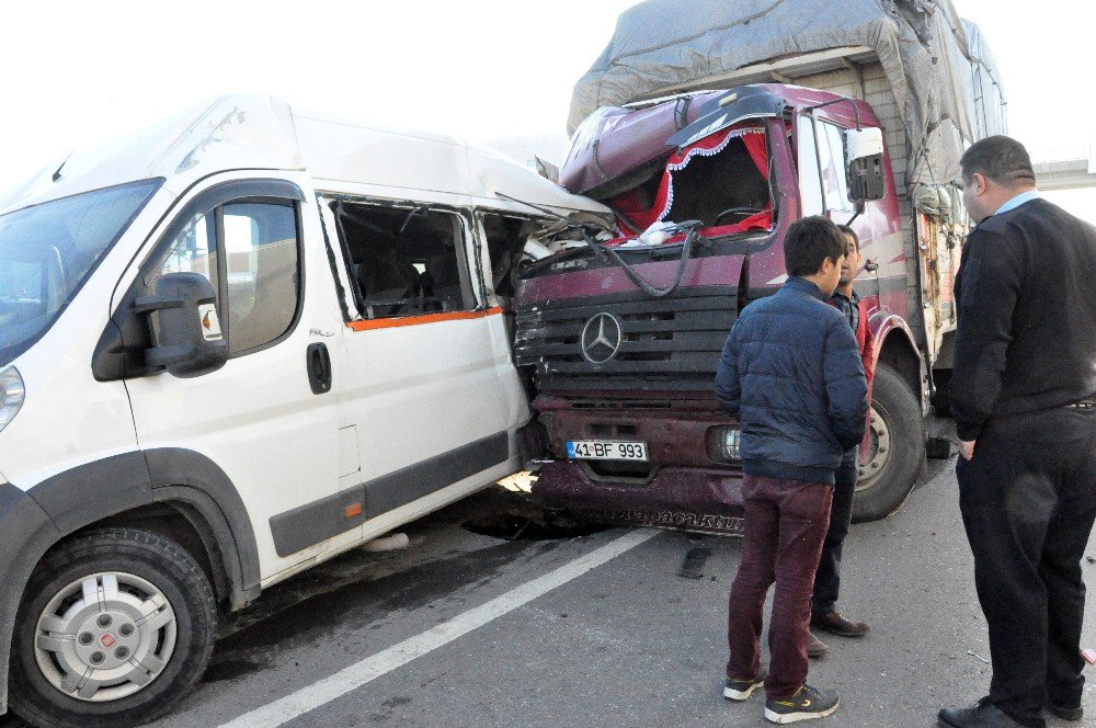 Kamyon, Yolcu Alan İşçi Servisine Çarptı: 5 Yaralı