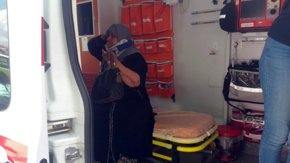 Ambulansa Yol Vermek İsteyen Araçlar Birbirine Girdi: 1 Yaralı