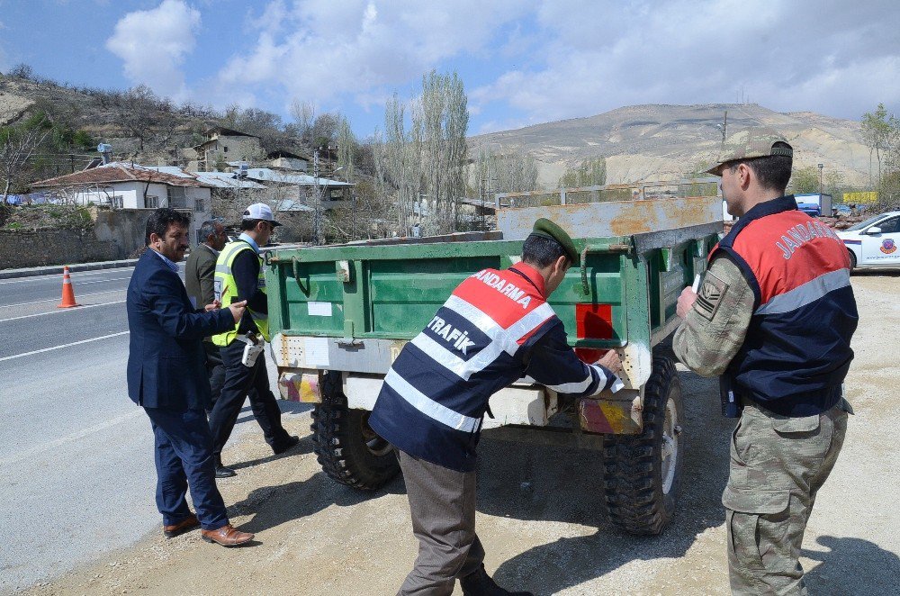 Darende’de Sürücülere Reflektör Dağıtıldı