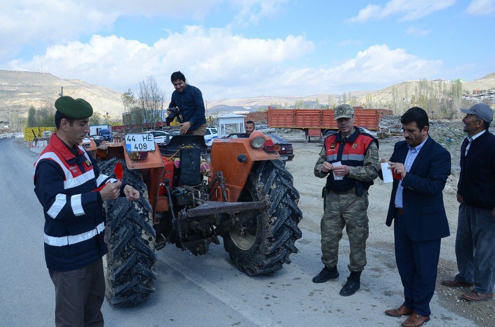 Darende’de Sürücülere Reflektör Dağıtıldı