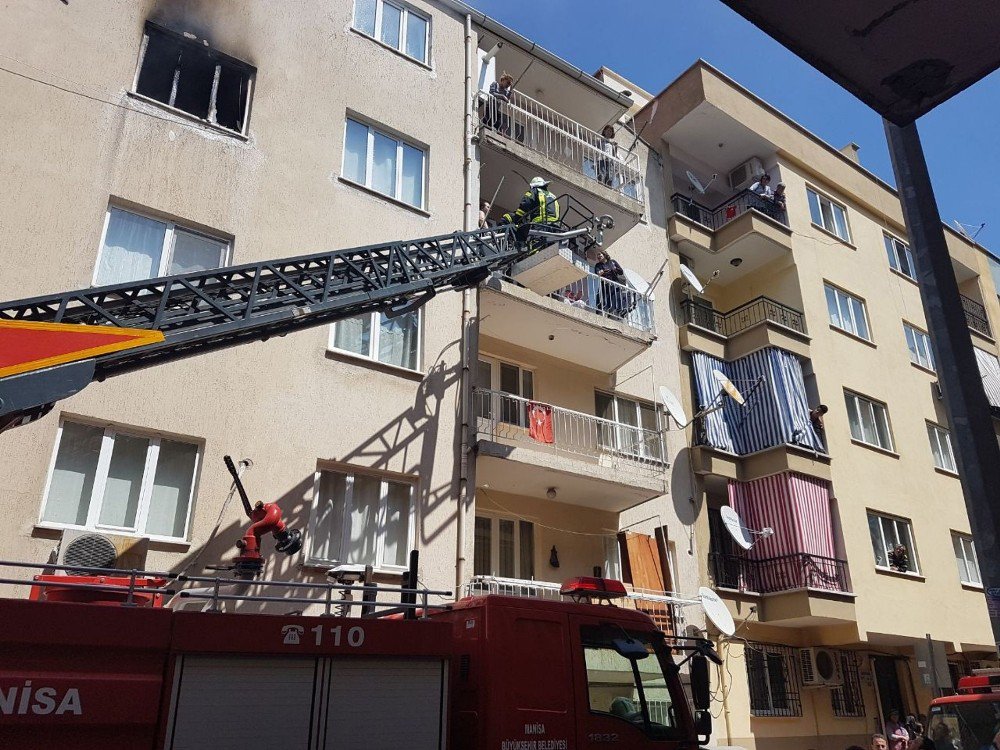 Manisa’da Bir Apartmanda Çıkan Yangında Korku Dolu Anlar Yaşandı