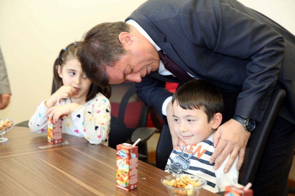 Minik Öğrencilerinden Rektör Ayrancı’ya Ziyaret