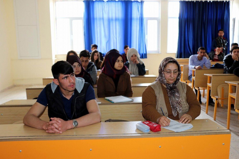 60 Yaşındaki Fadime Teyze’nin Okuma Aşkı