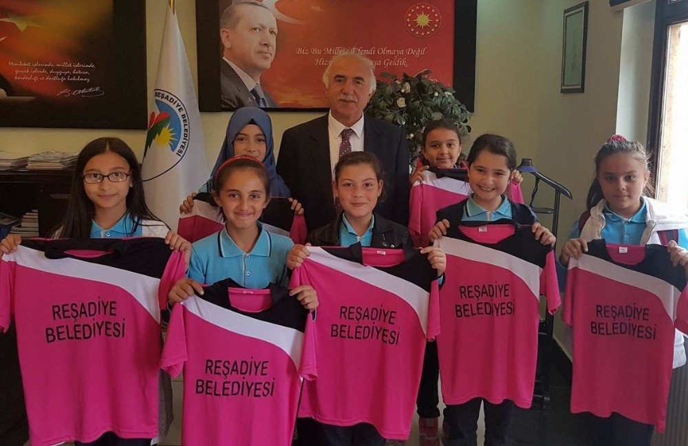 Miniklerin Forma Sponsorluğu Dilekçesini Belediye Kabul Etti