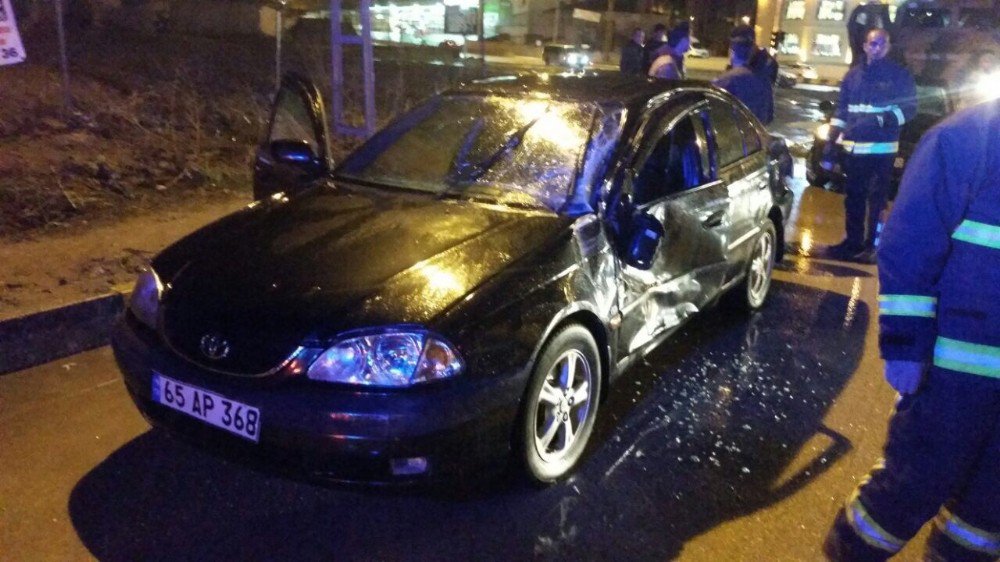 Van’da Trafik Kazası; 2 Yaralı