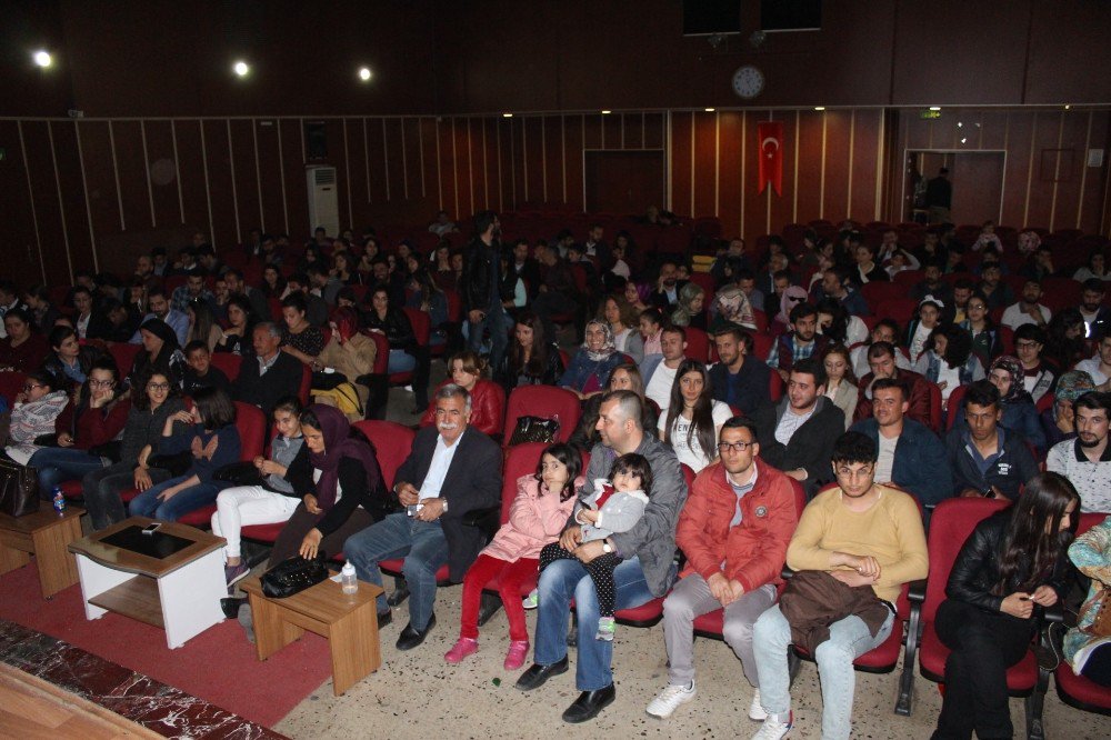 ‘Uyuşturucu Ve Madde Bağımlılığı’ Konusunda Tiyatro Yapıldı