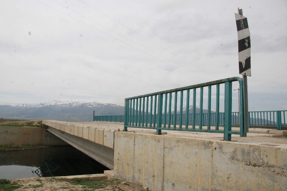 Köprünün Tonlarca Ağırlıktaki Korkuluk Demirlerini Keserek Çaldılar