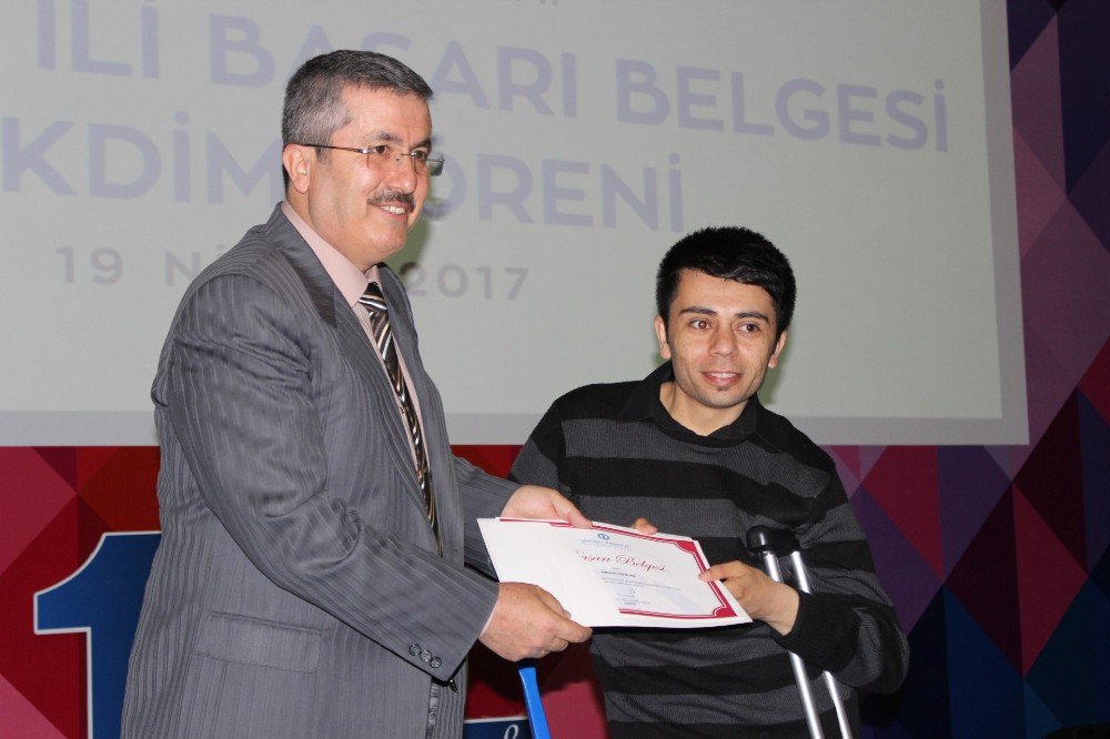 Anadolu Üniversitesi Başarılı Öğrencileriyle Buluşmaya Devam Ediyor