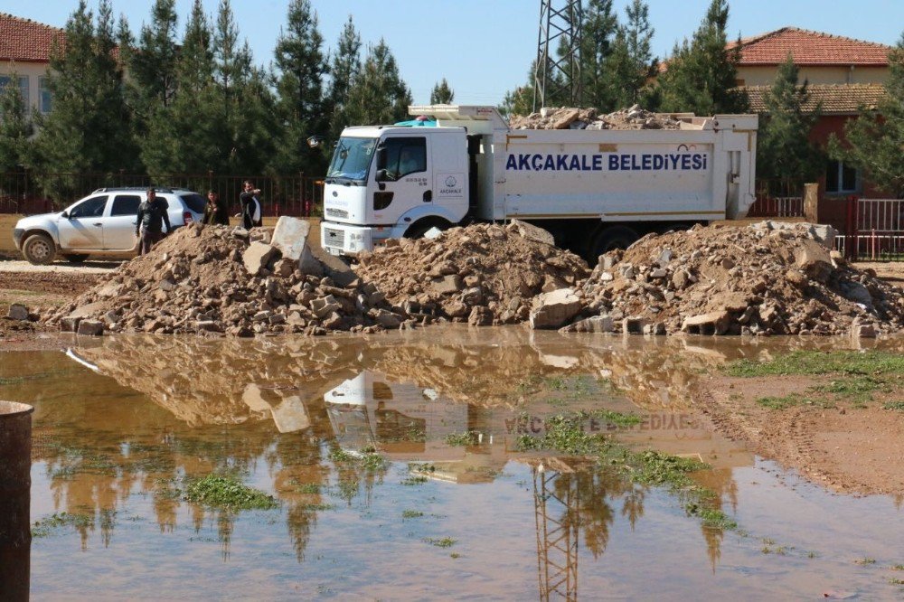 Akçakale’de Yağmur Suyu Biriken Alanlar Toprakla Kapatıldı