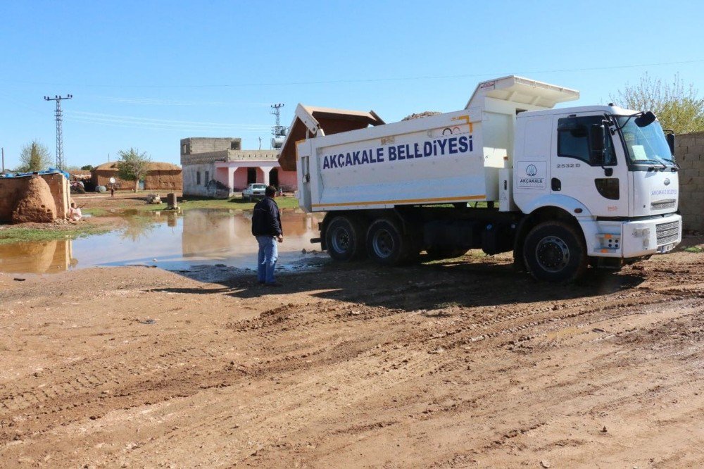 Akçakale’de Yağmur Suyu Biriken Alanlar Toprakla Kapatıldı