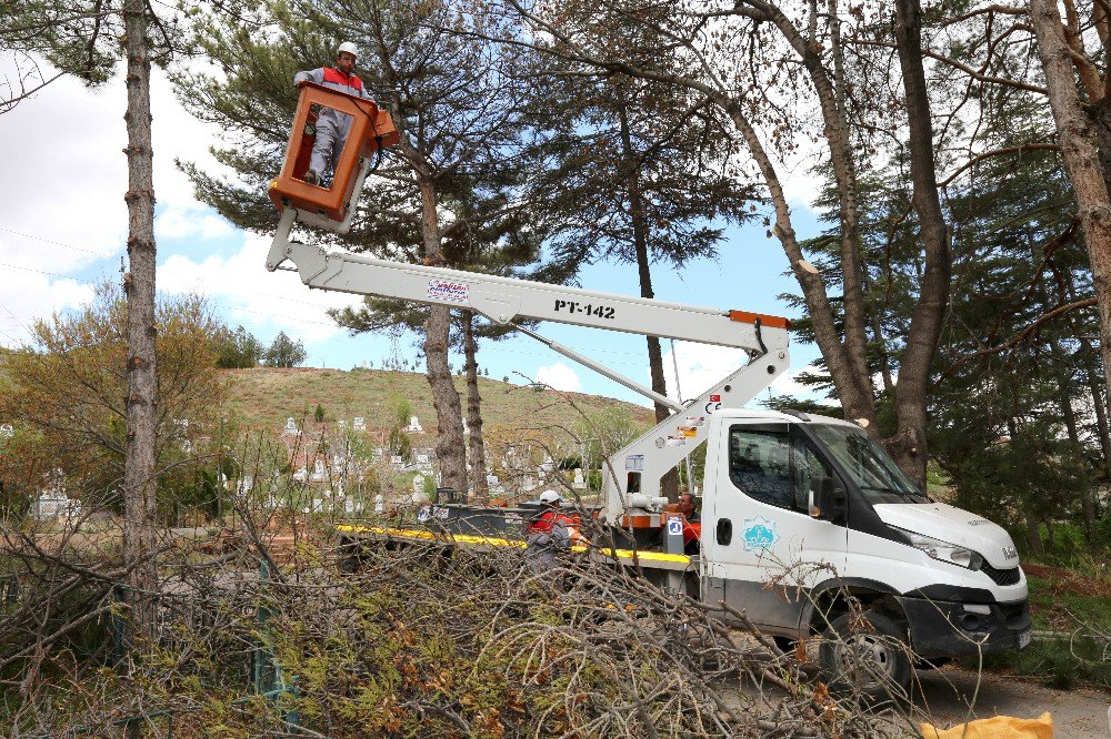 Aksaray Belediyesi Ervah Kabristanlığını Aydınlatıyor