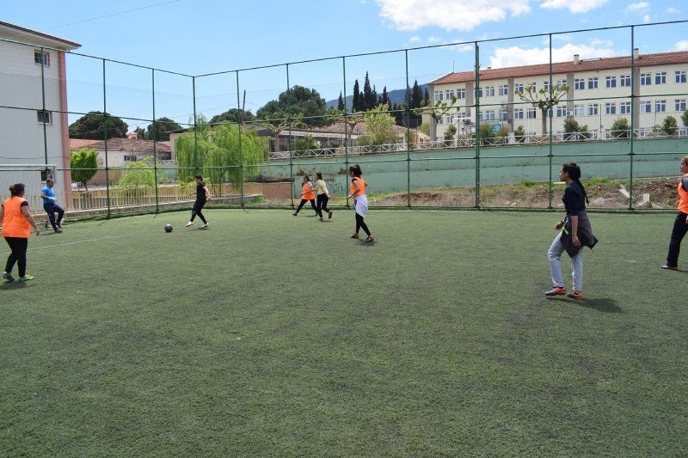 Kadın Kaymakam Kız Futbol Takımıyla Maç Yaptı